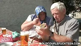 Hai cô gái trên phim ...