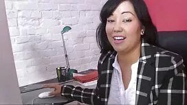 Cô gái tóc vàng dịt  ...