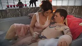 Cô gái tóc vàng lớn, ...
